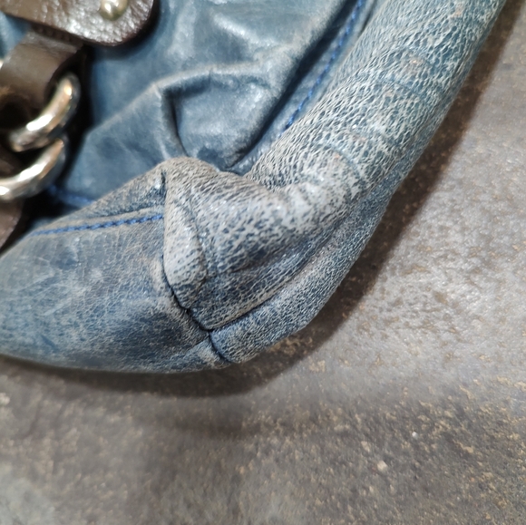 Tano distressed crossbody bag - Picture 6 of 7